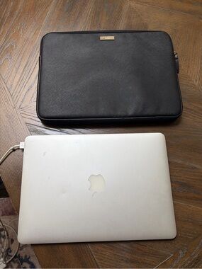 Apple MacBook Air 13” 2017 A1466 | Factory Reset | Charger + Kate Spade Sleeve